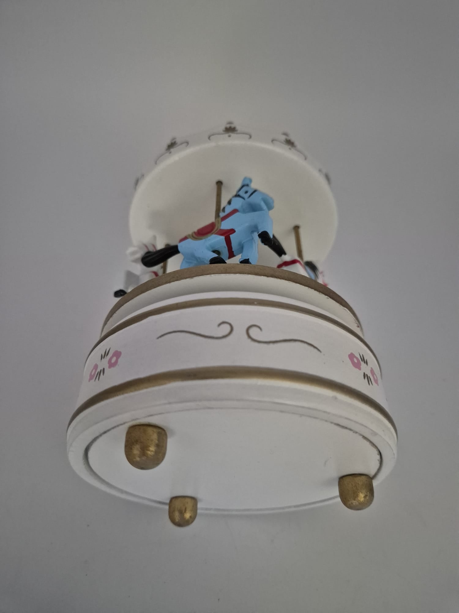 Holz-Spieluhr im Karusselldesign mit Pferden – „Santa Claus Is Coming to Town“