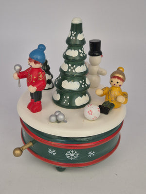 Holz-Spieluhr Weihnachten mit Tannenbaum, Schneemann & Winterkindern – JAS-Heitmann