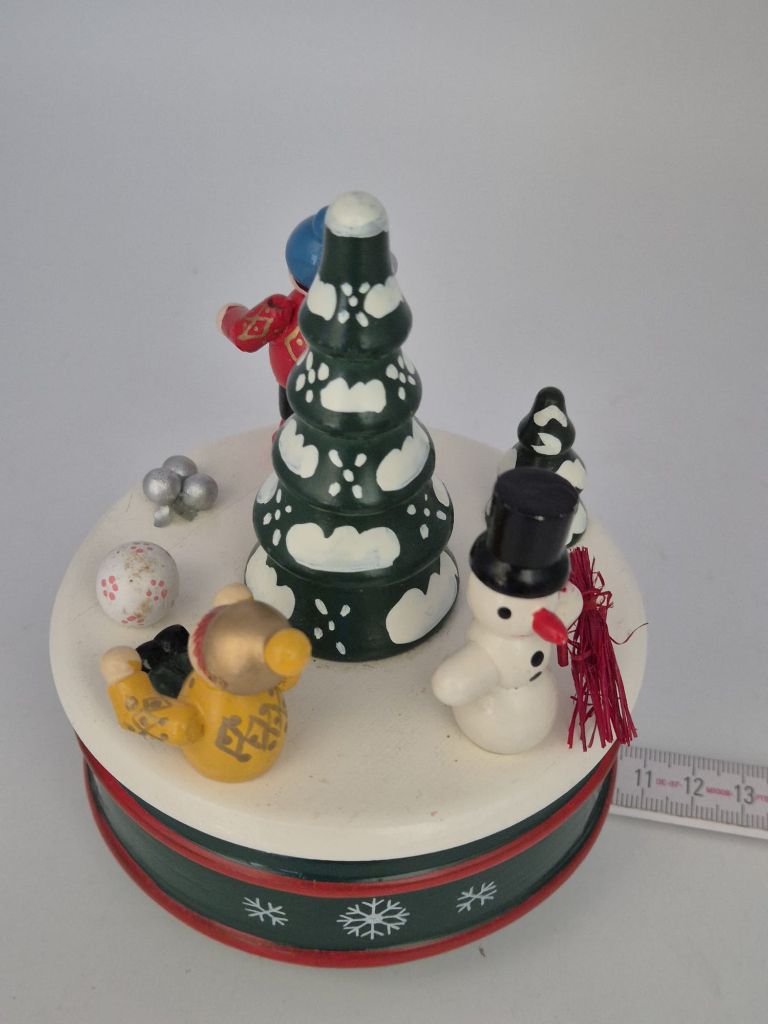 Holz-Spieluhr Weihnachten mit Tannenbaum, Schneemann & Winterkindern – JAS-Heitmann