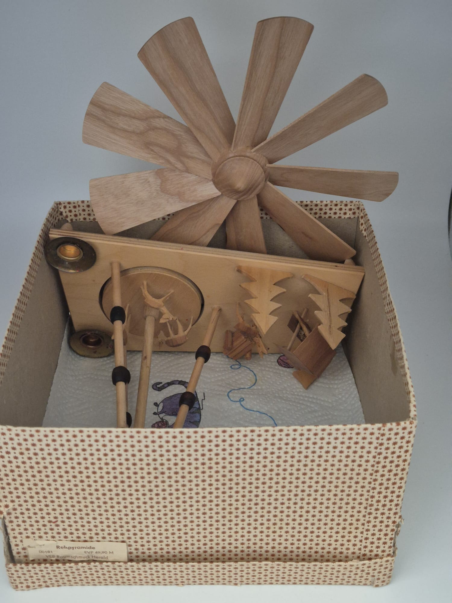 DDR Rehpyramide VEB Raumschmuck Herold – mit Originalkarton, Erzgebirge