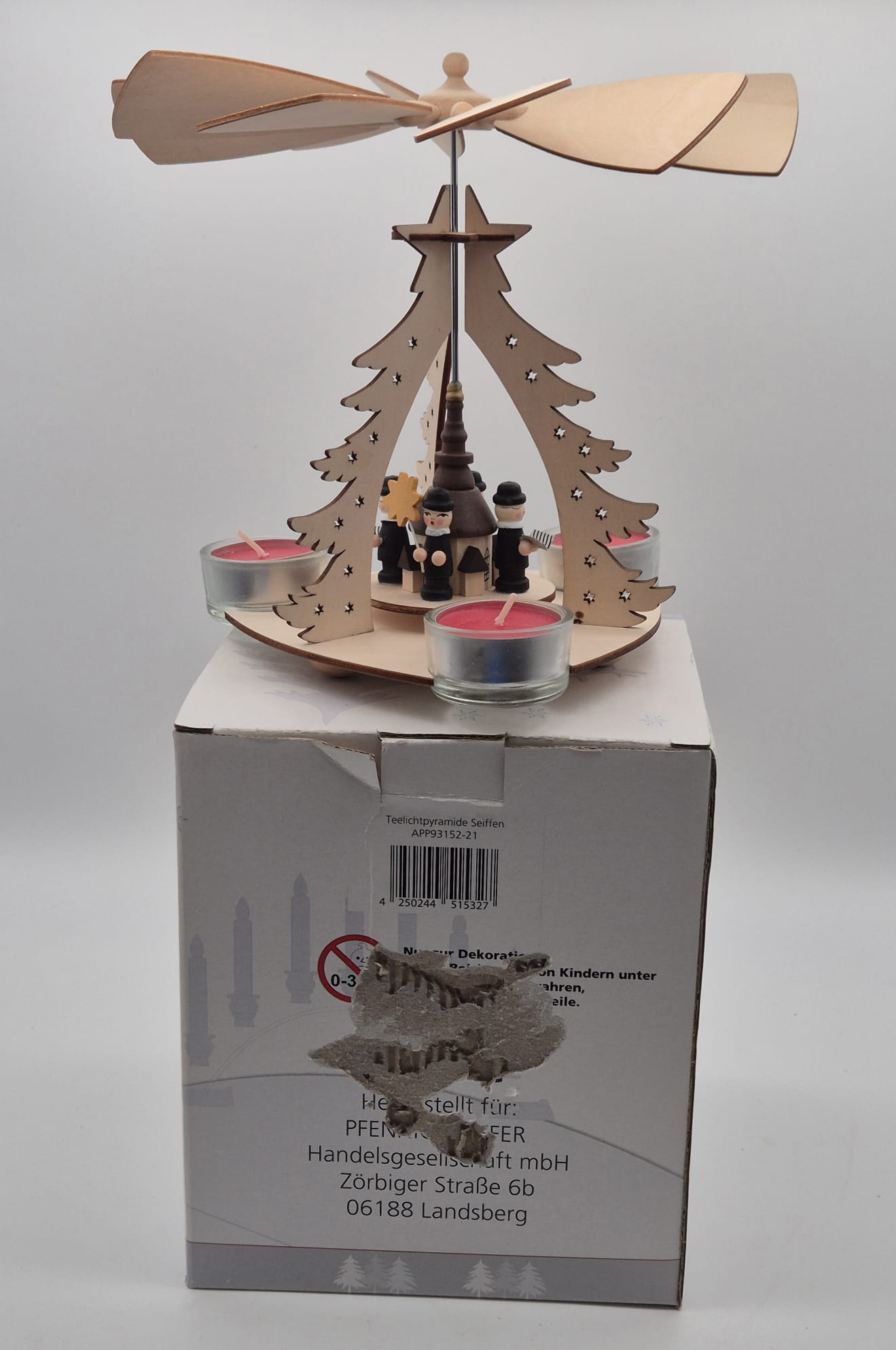 Teelichtpyramide aus Holz mit Kurrendesängern – Winterzauber