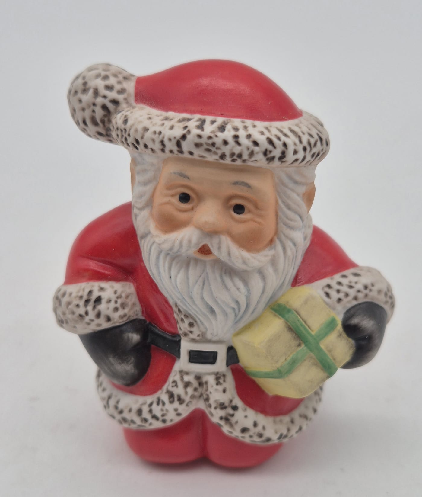 Goebel Weihnachtsmann mit Geschenk – Weihnachtsfigur ca. 7 cm