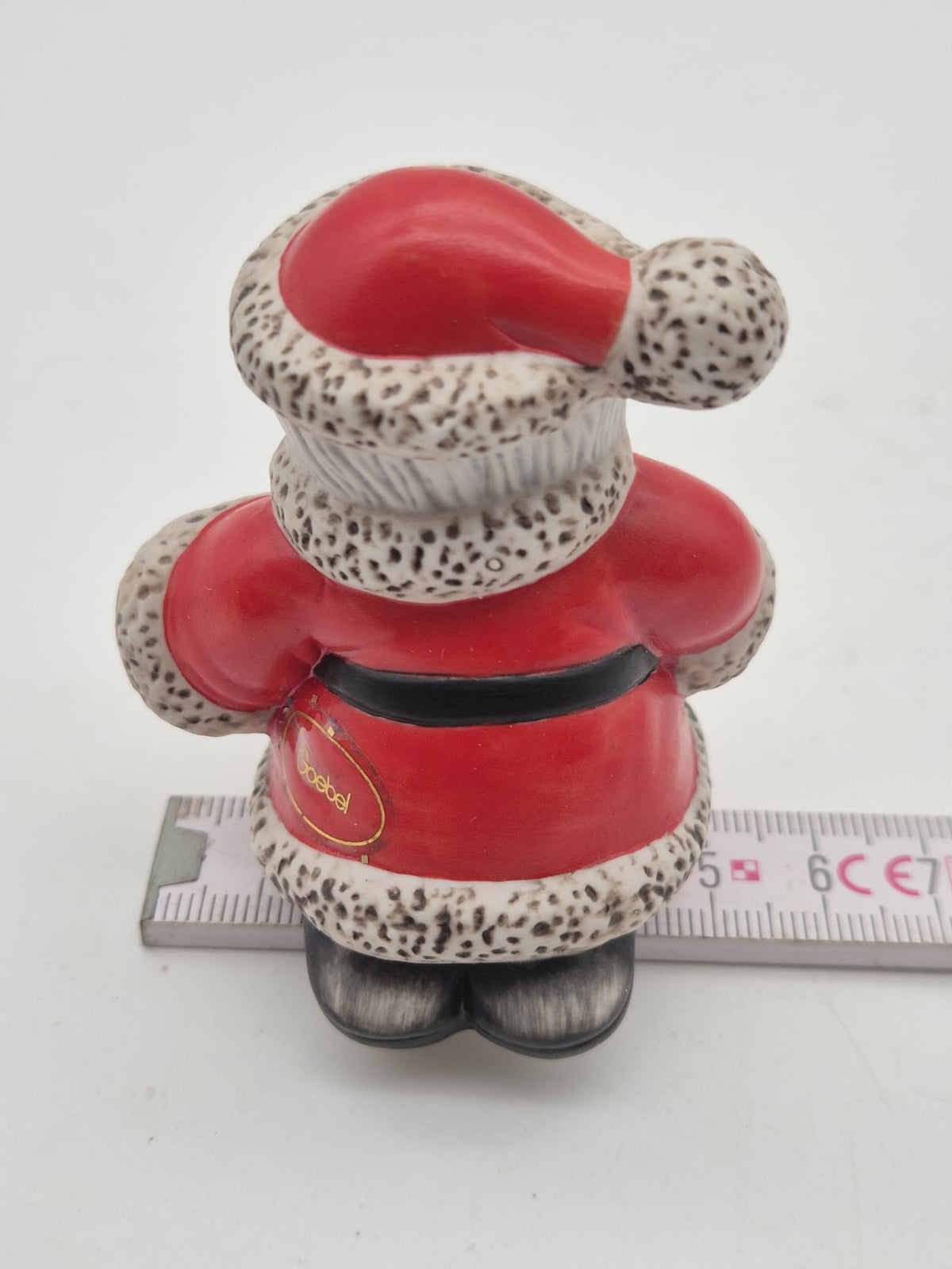 Goebel Weihnachtsmann mit Geschenk – Weihnachtsfigur ca. 7 cm