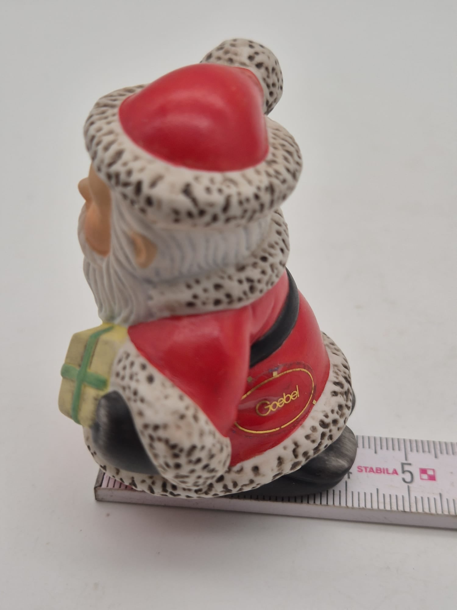 Goebel Weihnachtsmann mit Geschenk – Weihnachtsfigur ca. 7 cm