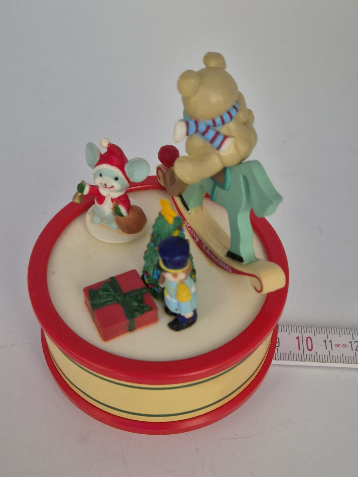 Alte Weihnachts-Spieluhr mit Schaukelpferd, Teddy & Figuren