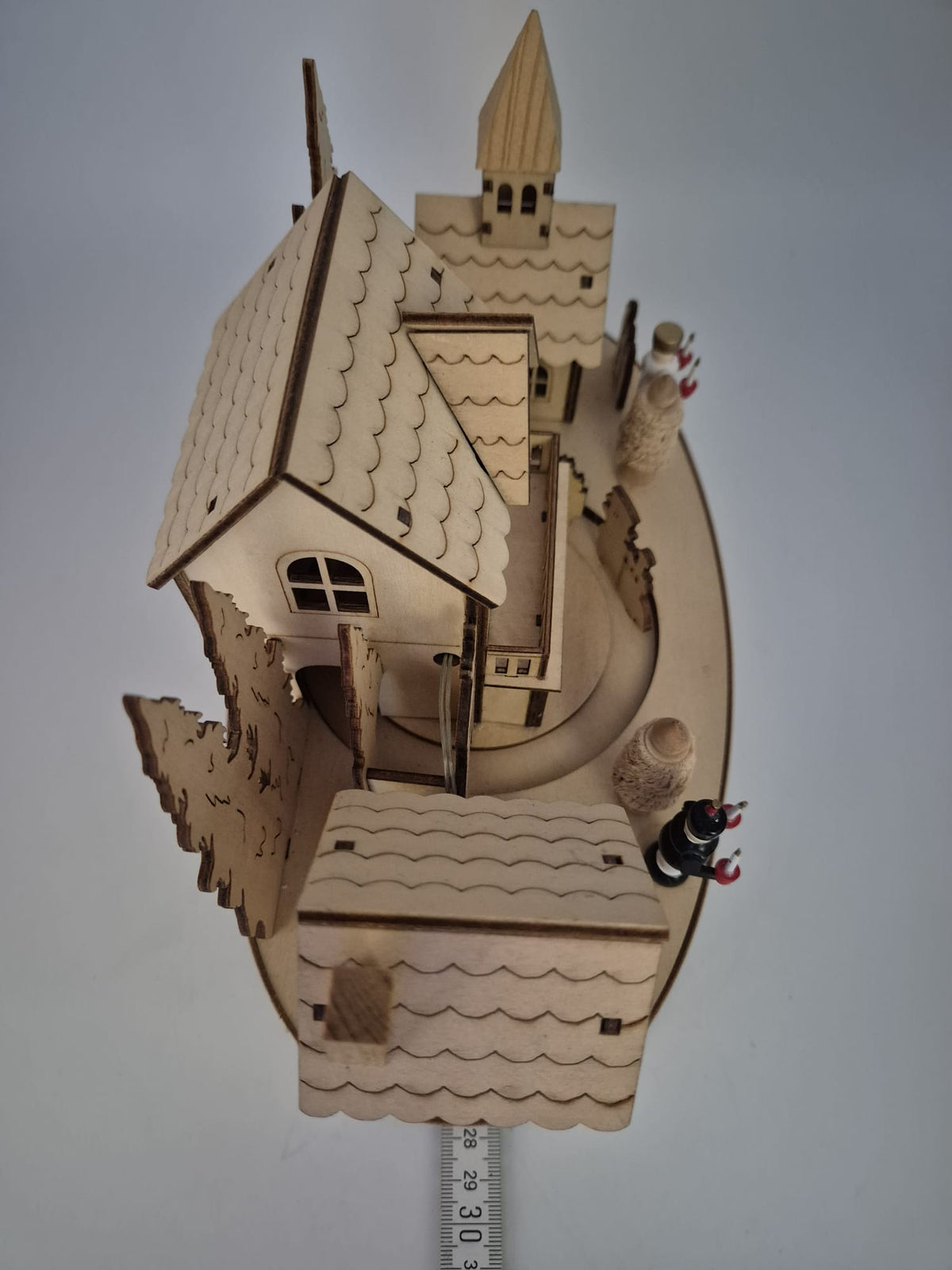 Beleuchtete Weihnachtsdorf - Spieluhr aus Holz mit Drehteller – Engel & Bergmann