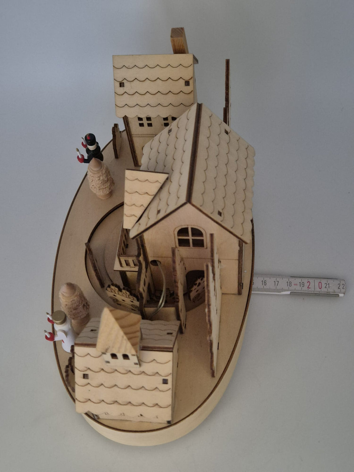 Beleuchtete Weihnachtsdorf - Spieluhr aus Holz mit Drehteller – Engel & Bergmann