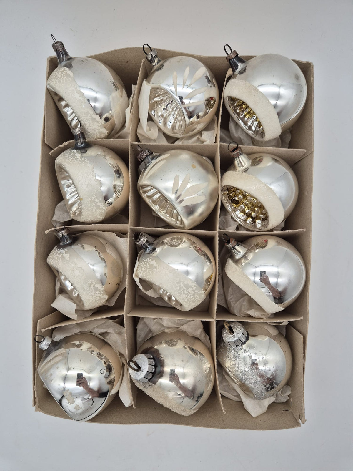 12 DDR Reflexkugeln aus Glas – silberner Christbaumschmuck ca. 6 cm