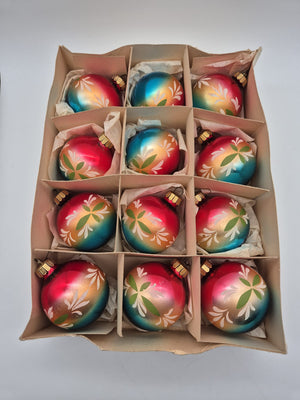 12 DDR Christbaumkugeln aus Glas – buntes florales Dekor – ca. 7 cm
