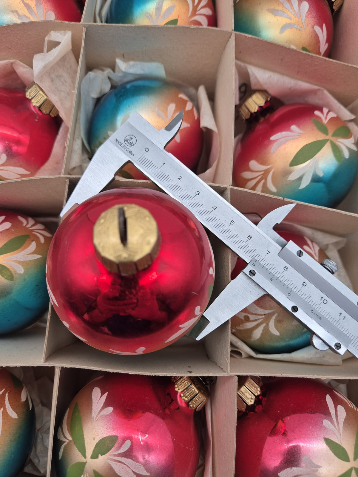 12 DDR Christbaumkugeln aus Glas – buntes florales Dekor – ca. 7 cm