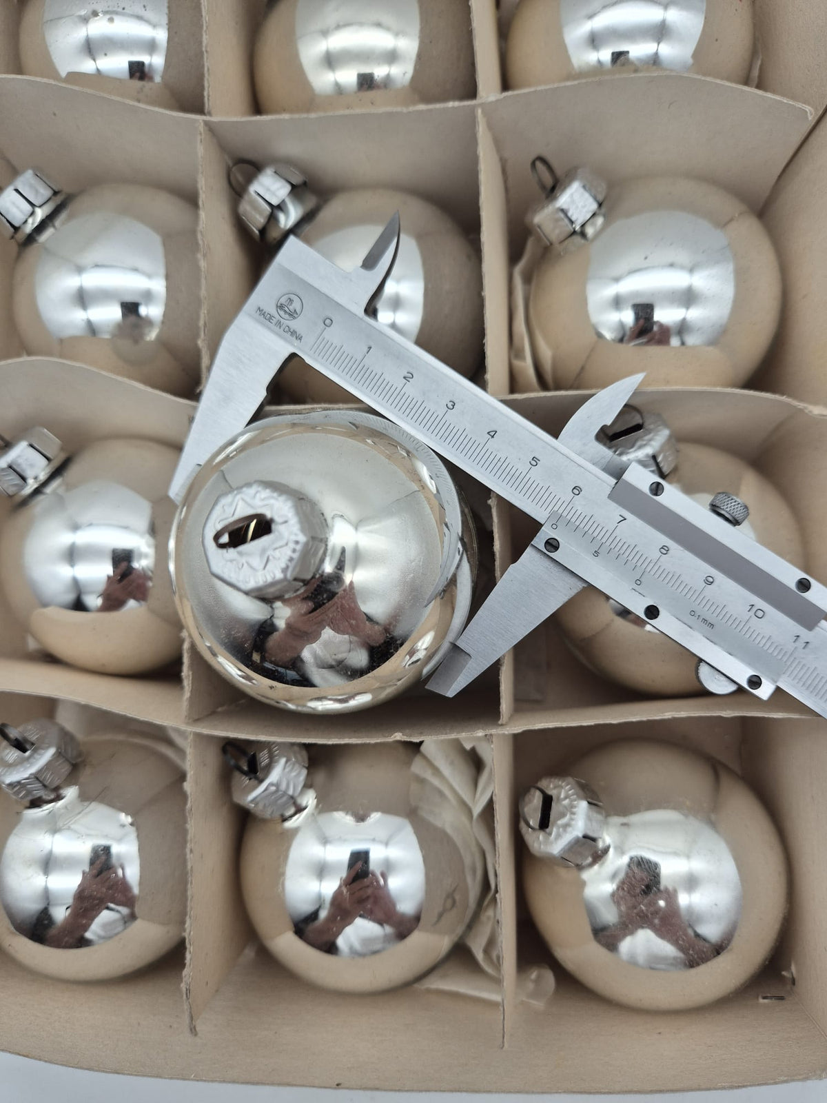 12 DDR Christbaumkugeln aus Glas – Silber – ca. 6 cm