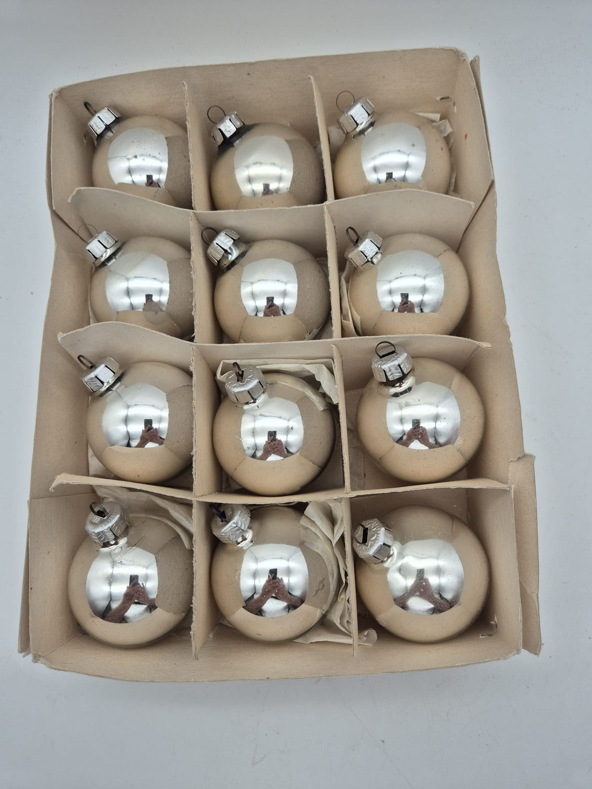 12 DDR Christbaumkugeln aus Glas – Silber – ca. 6 cm