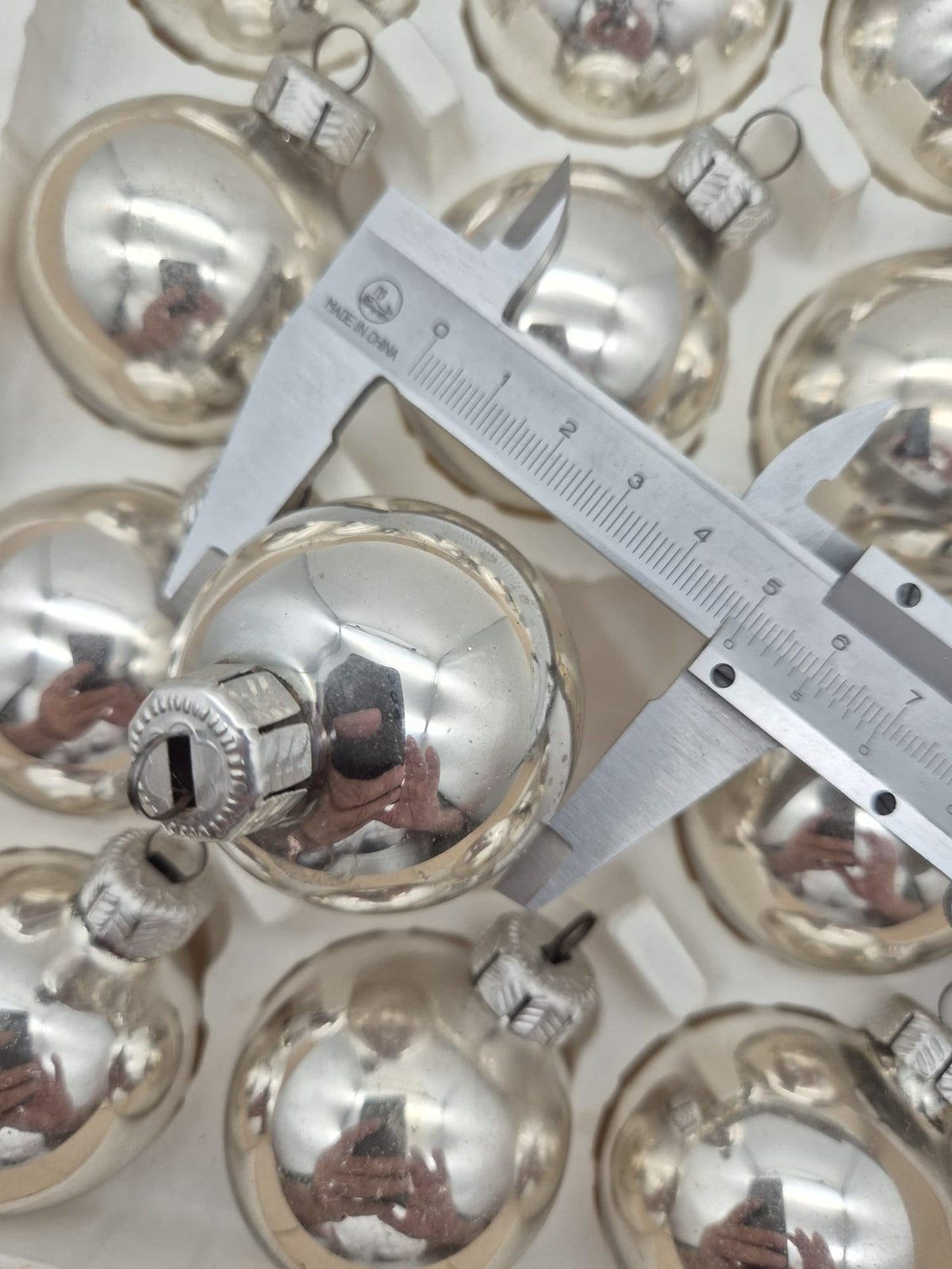 12 Vintage Christbaumkugeln aus Glas – Silber – ca. 5 cm