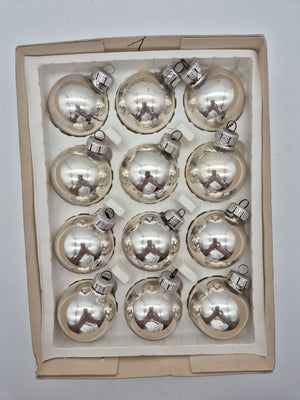 12 Vintage Christbaumkugeln aus Glas – Silber – ca. 5 cm