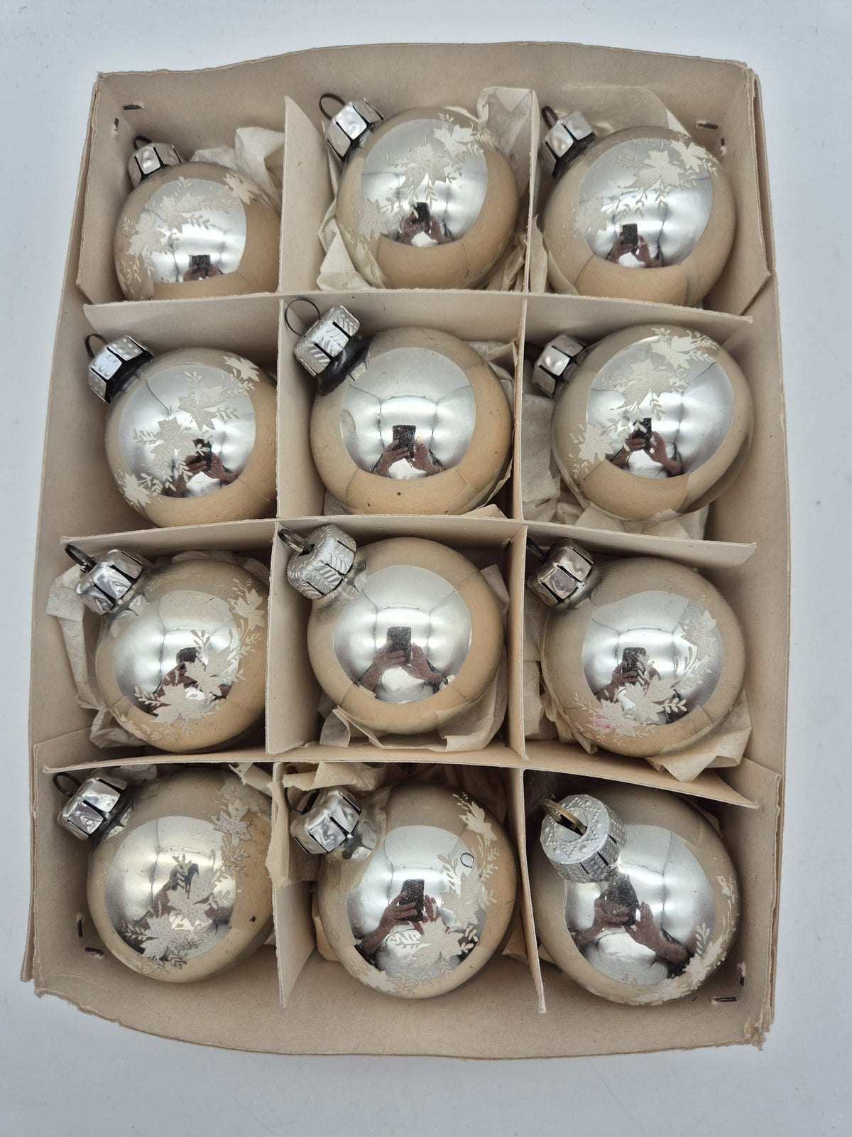12 Vintage Christbaumkugeln aus Glas – Silber mit weißem Dekor – ca. 5 cm