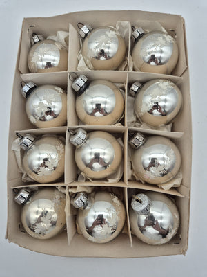 12 Vintage Christbaumkugeln aus Glas – Silber mit weißem Dekor – ca. 5 cm