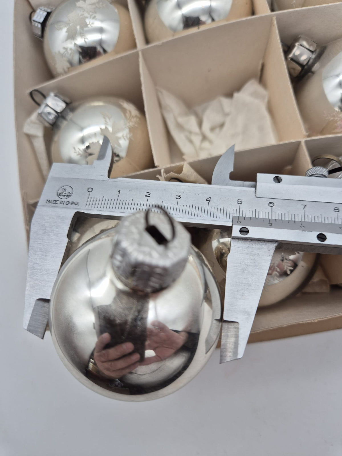 12 Vintage Christbaumkugeln aus Glas – Silber mit weißem Dekor – ca. 5 cm