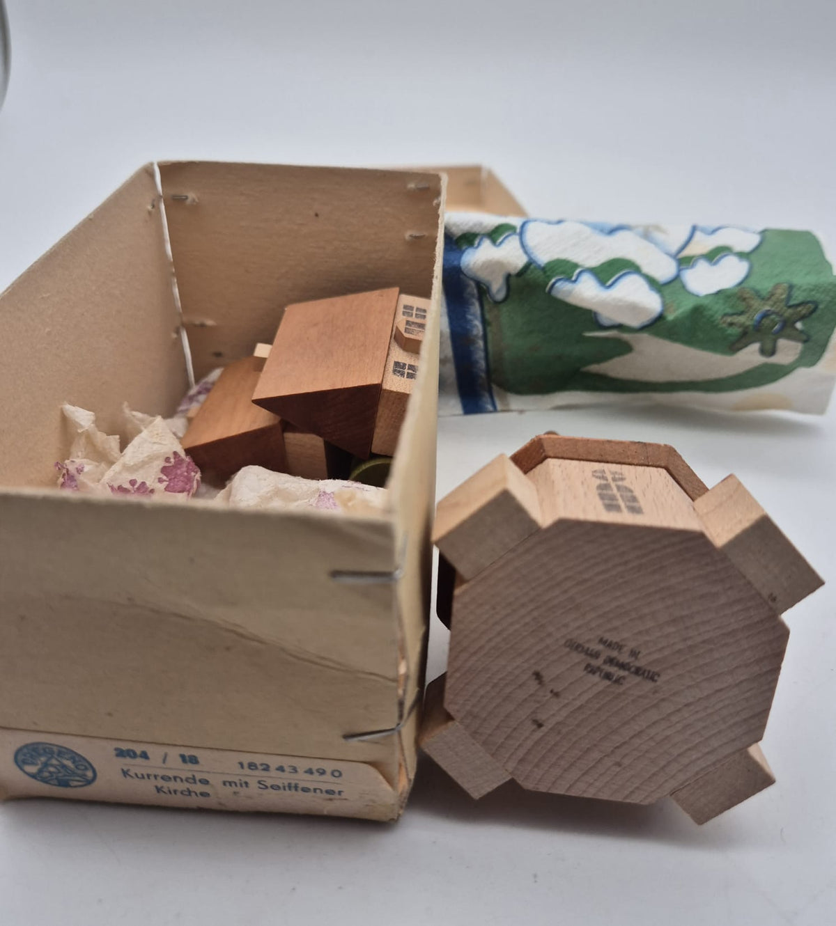 Dregeno Kurrende mit Seiffener Kirche – Holzfiguren mit Originalverpackung