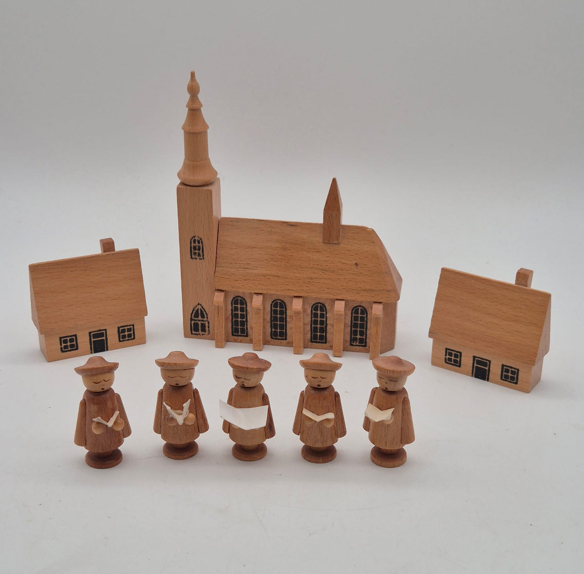 Kurrende mit Kirche und Häusern – Holzensemble mit 5 Sängern
