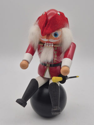 Nussknacker „Baron Münchhausen“ auf Kanonenkugel – Holz – ca. 20 cm