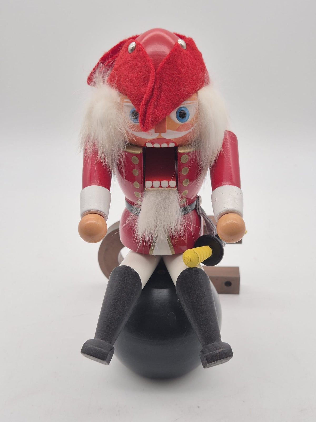 Nussknacker „Baron Münchhausen“ auf Kanonenkugel – Holz – ca. 20 cm