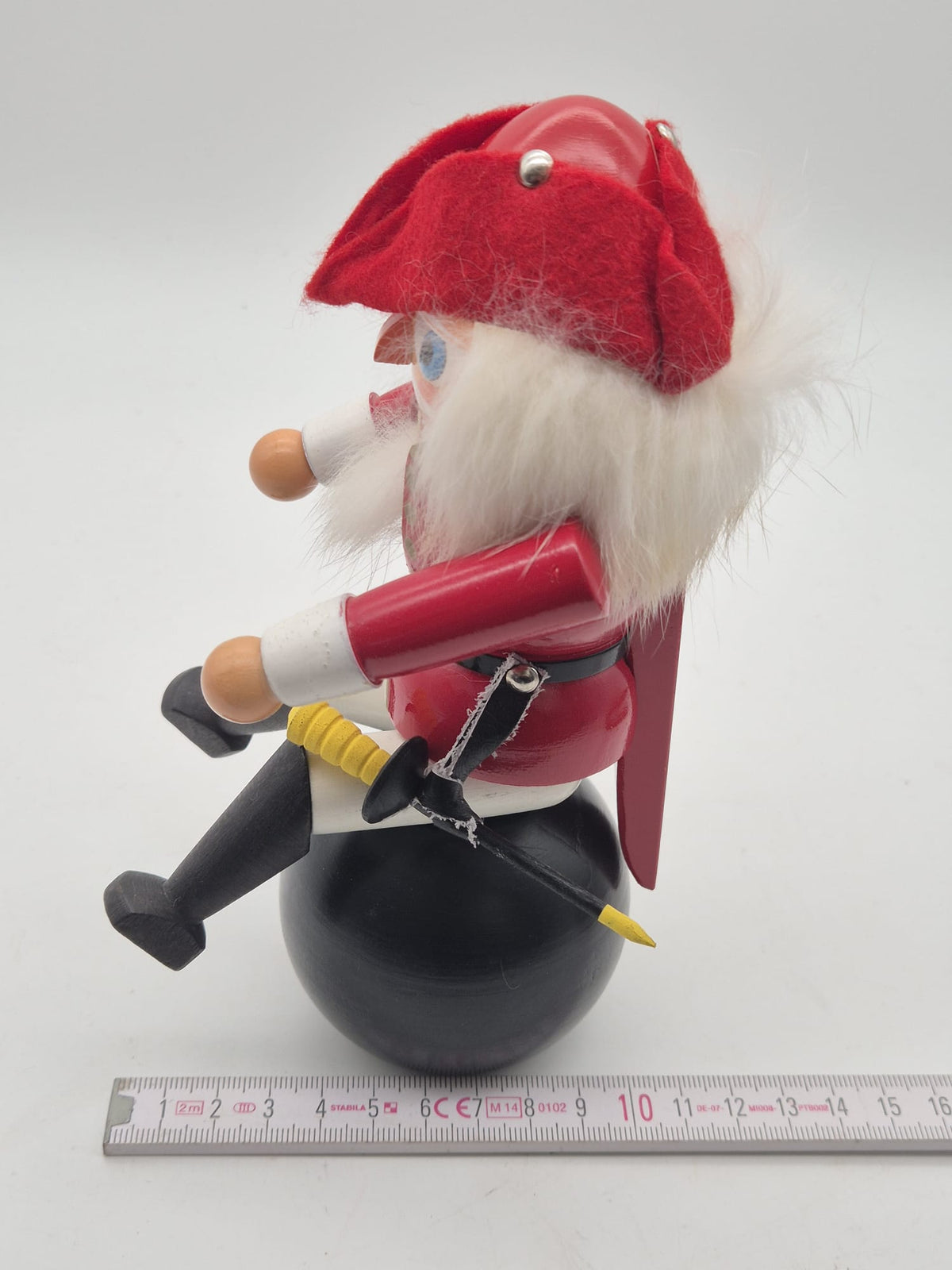 Nussknacker „Baron Münchhausen“ auf Kanonenkugel – Holz – ca. 20 cm