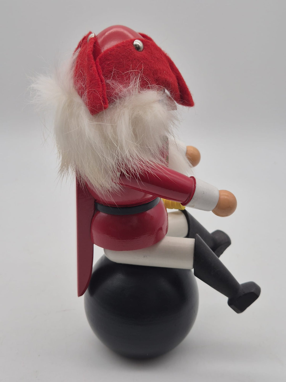 Nussknacker „Baron Münchhausen“ auf Kanonenkugel – Holz – ca. 20 cm