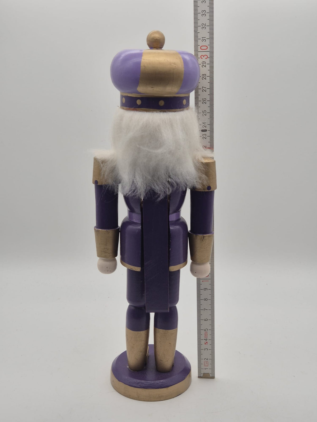 Holz-Nussknacker in Lila-Gold – handbemalt – ca. 32 cm