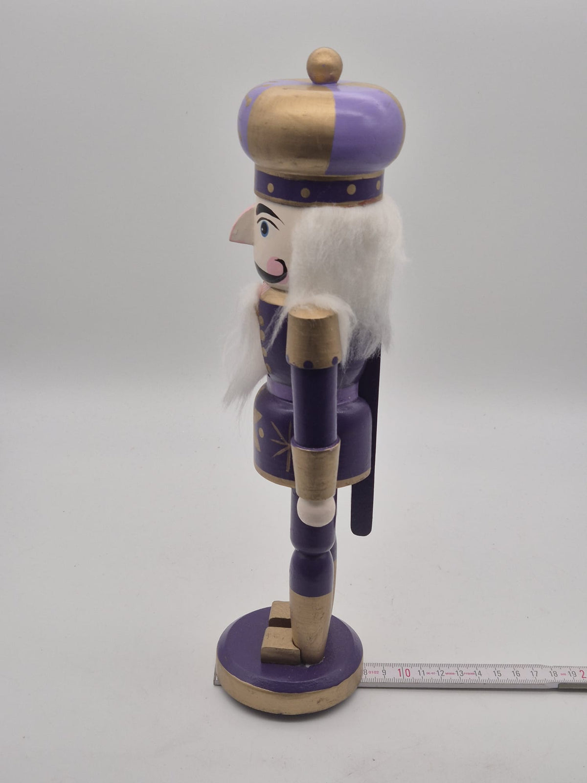Holz-Nussknacker in Lila-Gold – handbemalt – ca. 32 cm