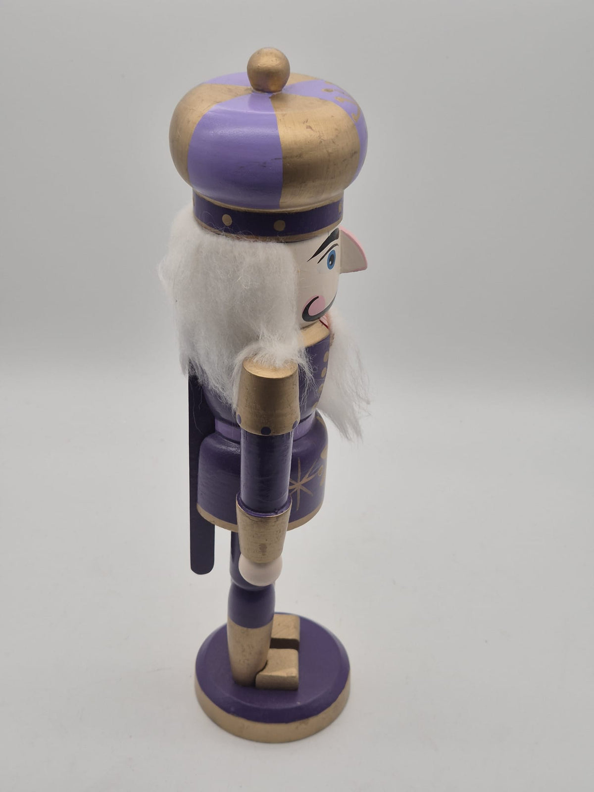 Holz-Nussknacker in Lila-Gold – handbemalt – ca. 32 cm