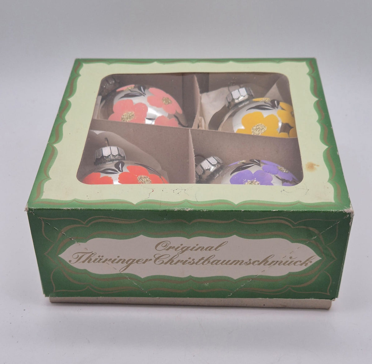 4 Original Thüringer Christbaumschmuck aus Glas – Kugeln im Blumendekor – ca. 8 cm