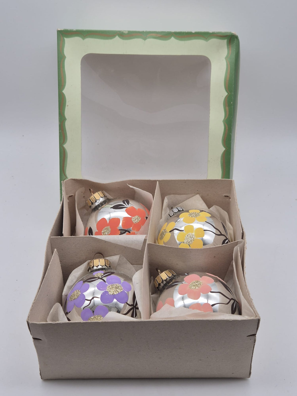 4 Original Thüringer Christbaumschmuck aus Glas – Kugeln im Blumendekor – ca. 8 cm