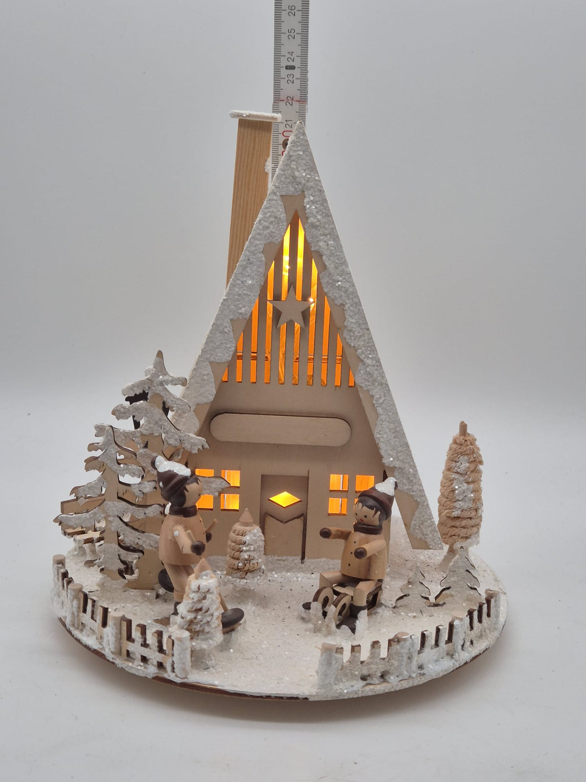 LUMIDA Xmas beleuchtetes Holz-Weihnachtshaus mit Winterszene – ca. 22 cm