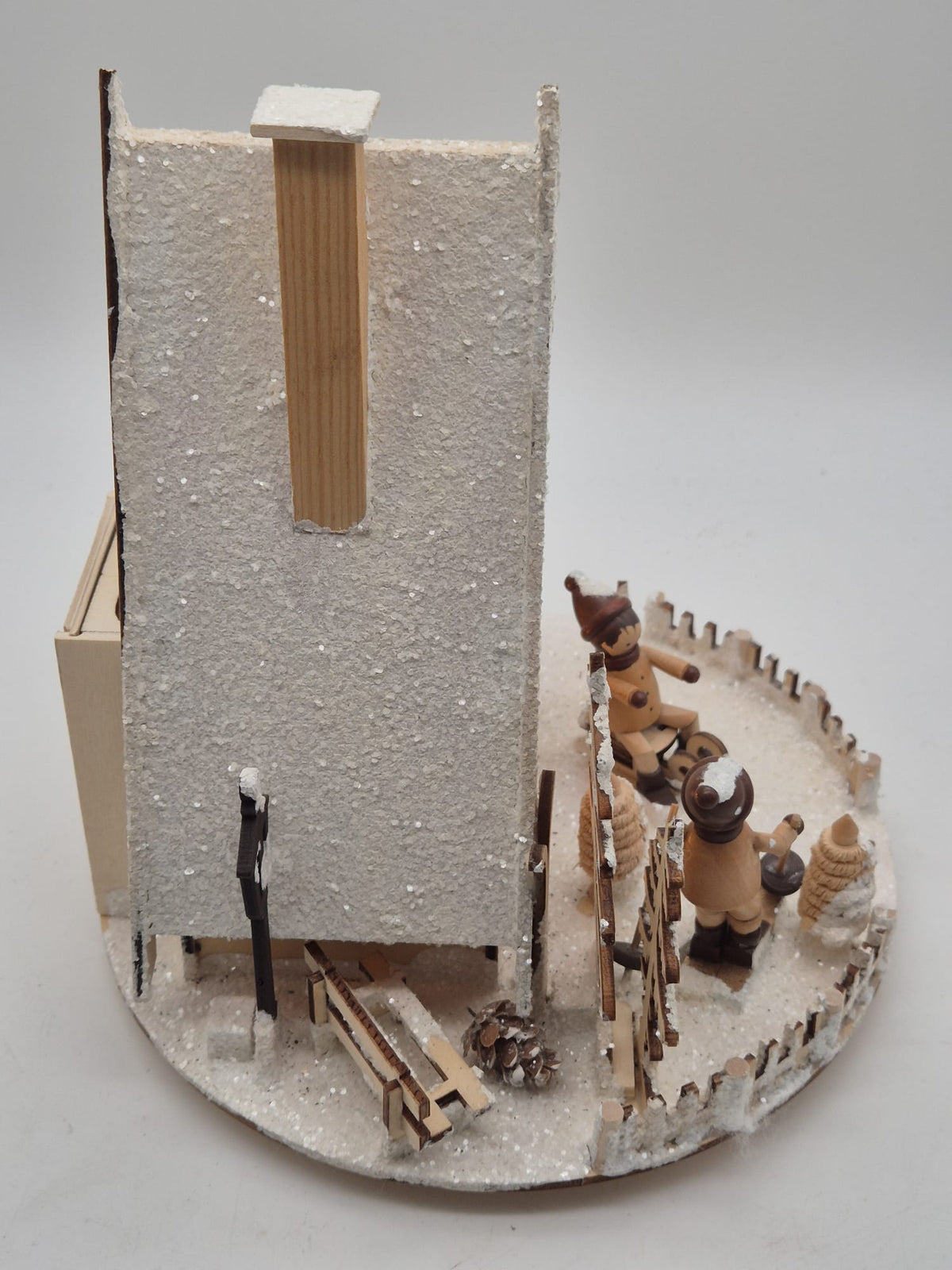 LUMIDA Xmas beleuchtetes Holz-Weihnachtshaus mit Winterszene – ca. 22 cm