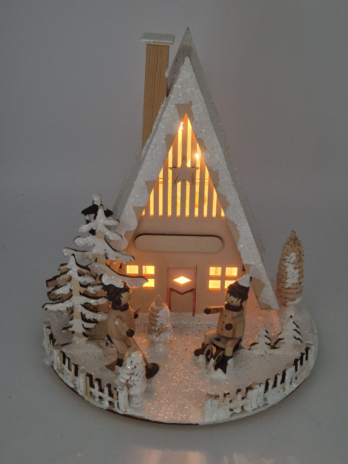 LUMIDA Xmas beleuchtetes Holz-Weihnachtshaus mit Winterszene – ca. 22 cm