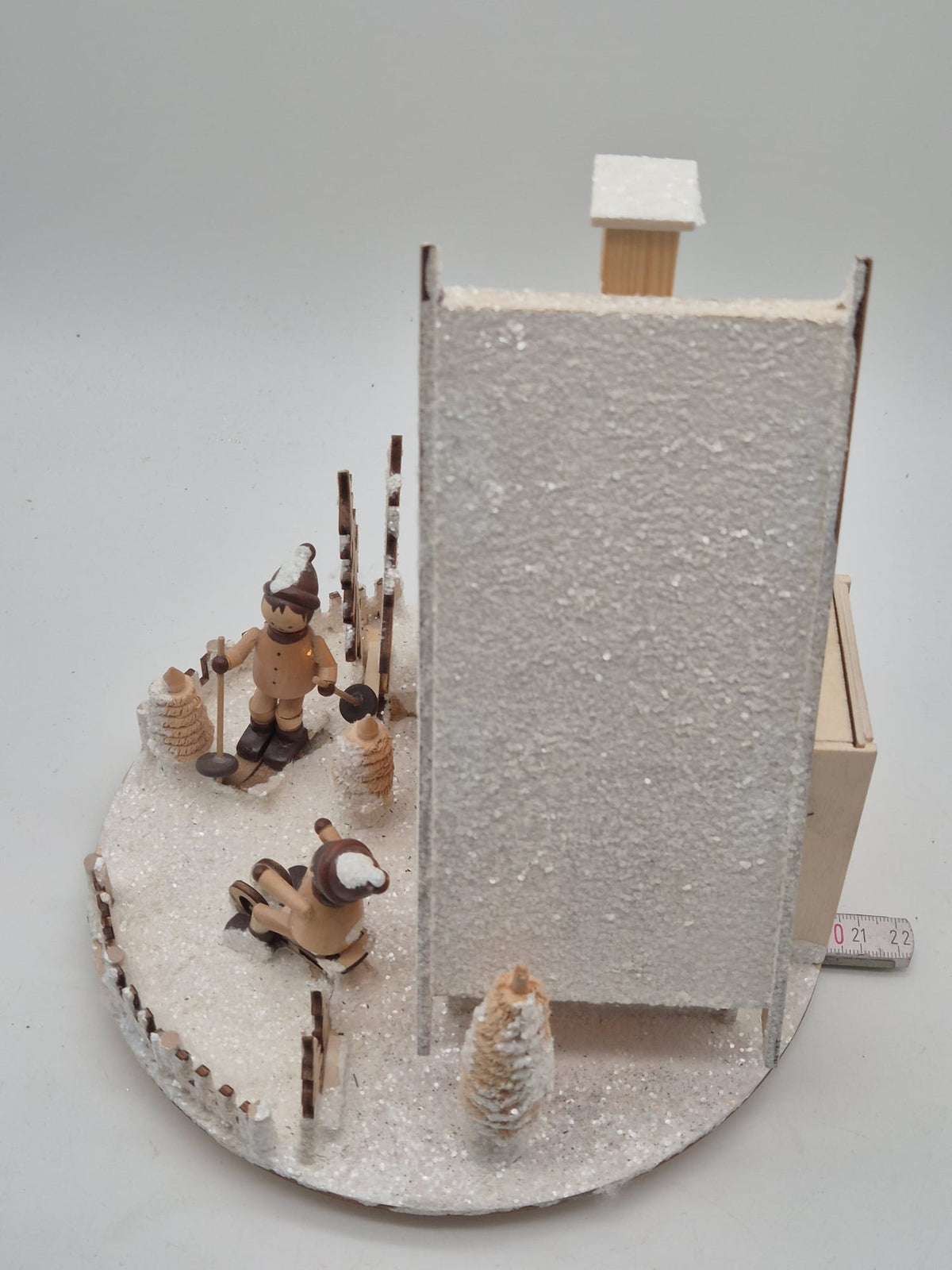 LUMIDA Xmas beleuchtetes Holz-Weihnachtshaus mit Winterszene – ca. 22 cm