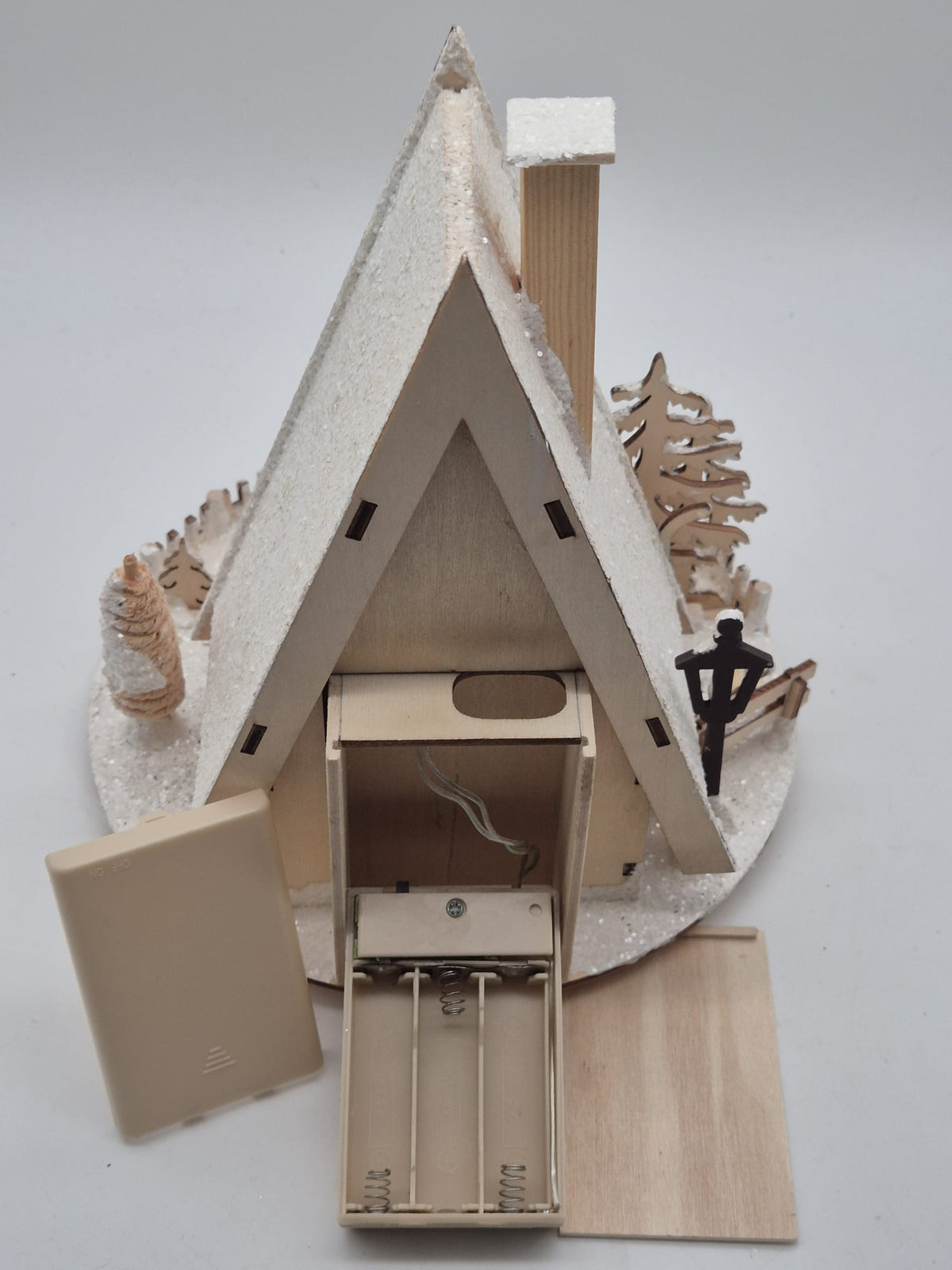 LUMIDA Xmas beleuchtetes Holz-Weihnachtshaus mit Winterszene – ca. 22 cm