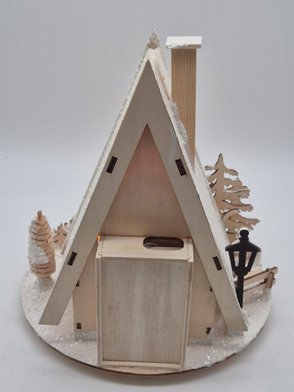 LUMIDA Xmas beleuchtetes Holz-Weihnachtshaus mit Winterszene – ca. 22 cm