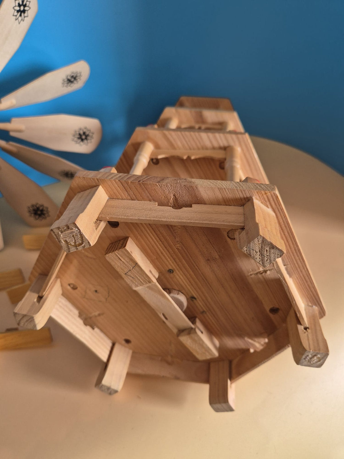 Große 4-stöckige Weihnachtspyramide aus Holz – ca. 51 cm – mit Originalverpackung