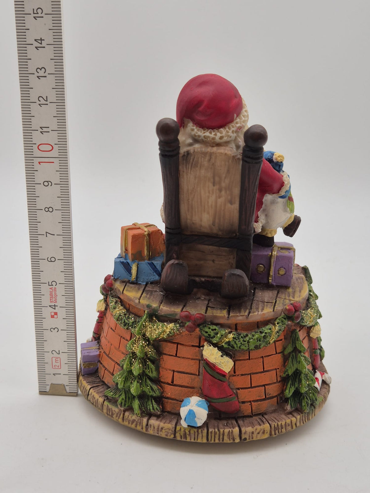 Spieluhr Weihnachtsmann im Schaukelstuhl mit Schneemann – ca. 13 cm