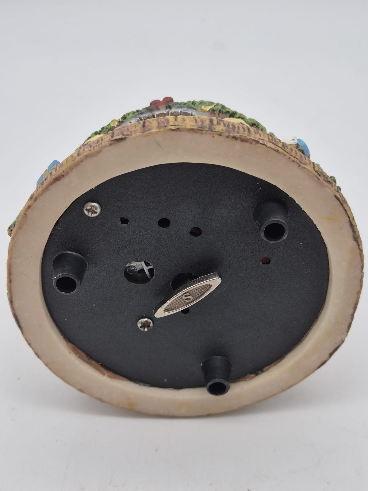 Spieluhr Weihnachtsmann im Schaukelstuhl mit Schneemann – ca. 13 cm
