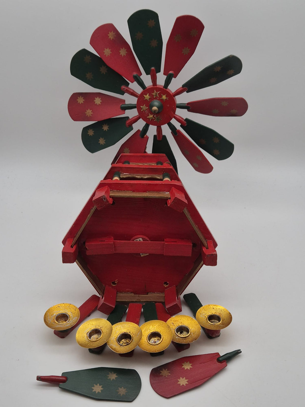 Alte 3-stöckige Weihnachtspyramide aus Holz – Rot/Grün mit Figuren