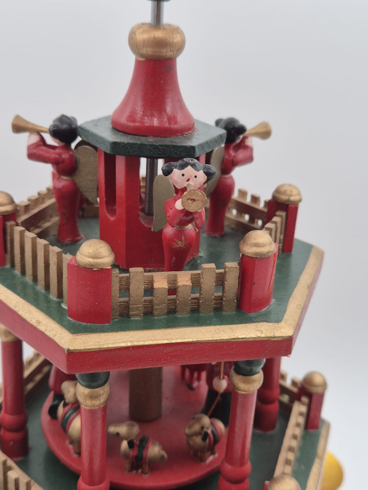 Alte 3-stöckige Weihnachtspyramide aus Holz – Rot/Grün mit Figuren
