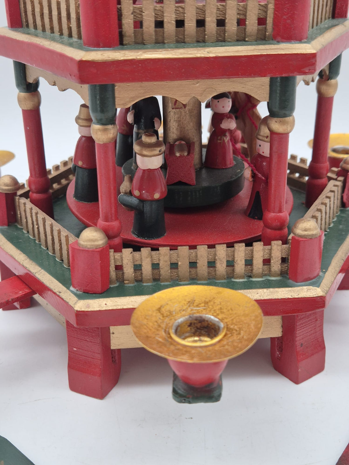 Alte 3-stöckige Weihnachtspyramide aus Holz – Rot/Grün mit Figuren
