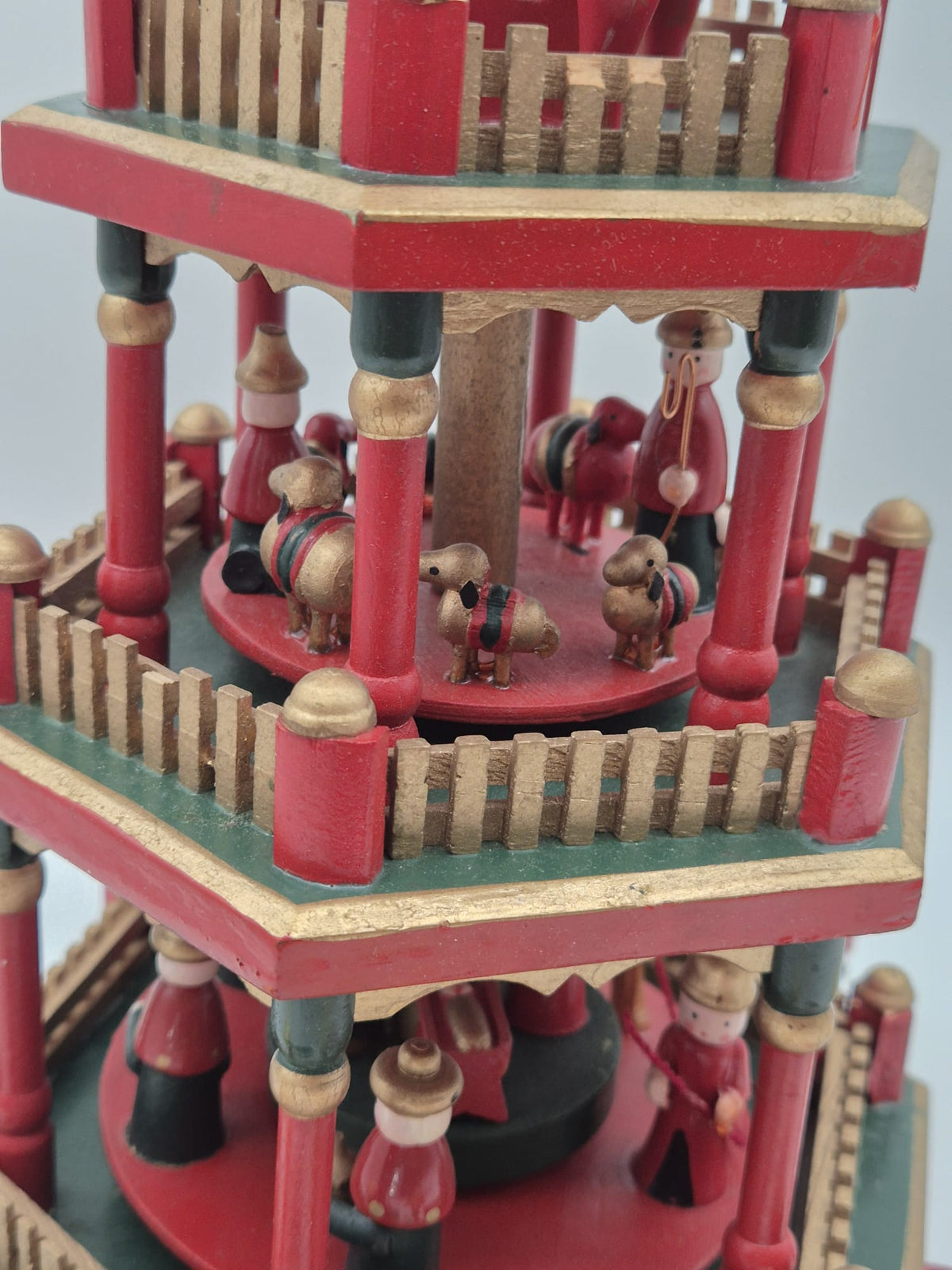 Alte 3-stöckige Weihnachtspyramide aus Holz – Rot/Grün mit Figuren