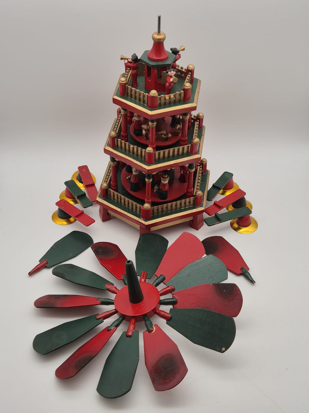 Alte 3-stöckige Weihnachtspyramide aus Holz – Rot/Grün mit Figuren