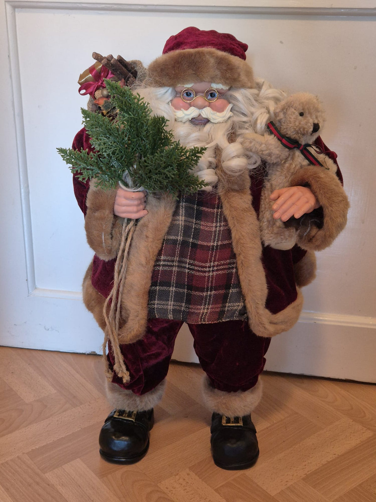 Großer Deko-Weihnachtsmann mit Teddy & Tannenzweigen – ca. 62 cm
