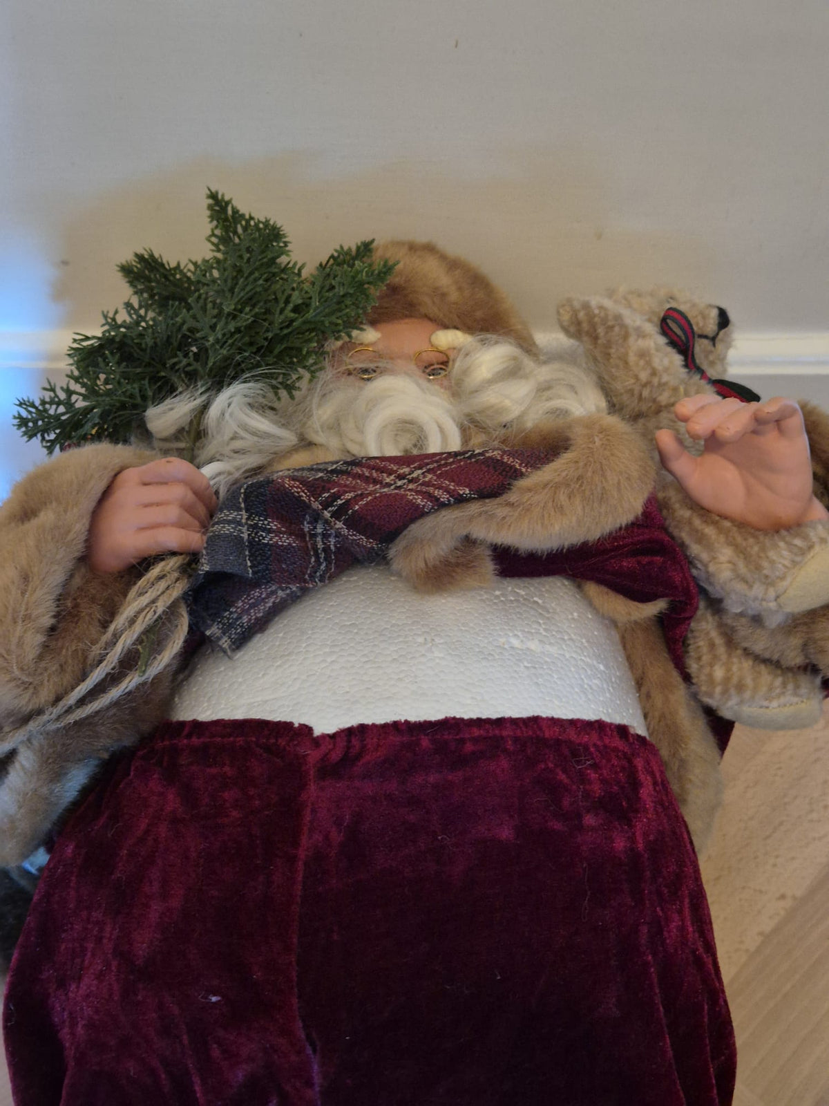 Großer Deko-Weihnachtsmann mit Teddy & Tannenzweigen – ca. 62 cm