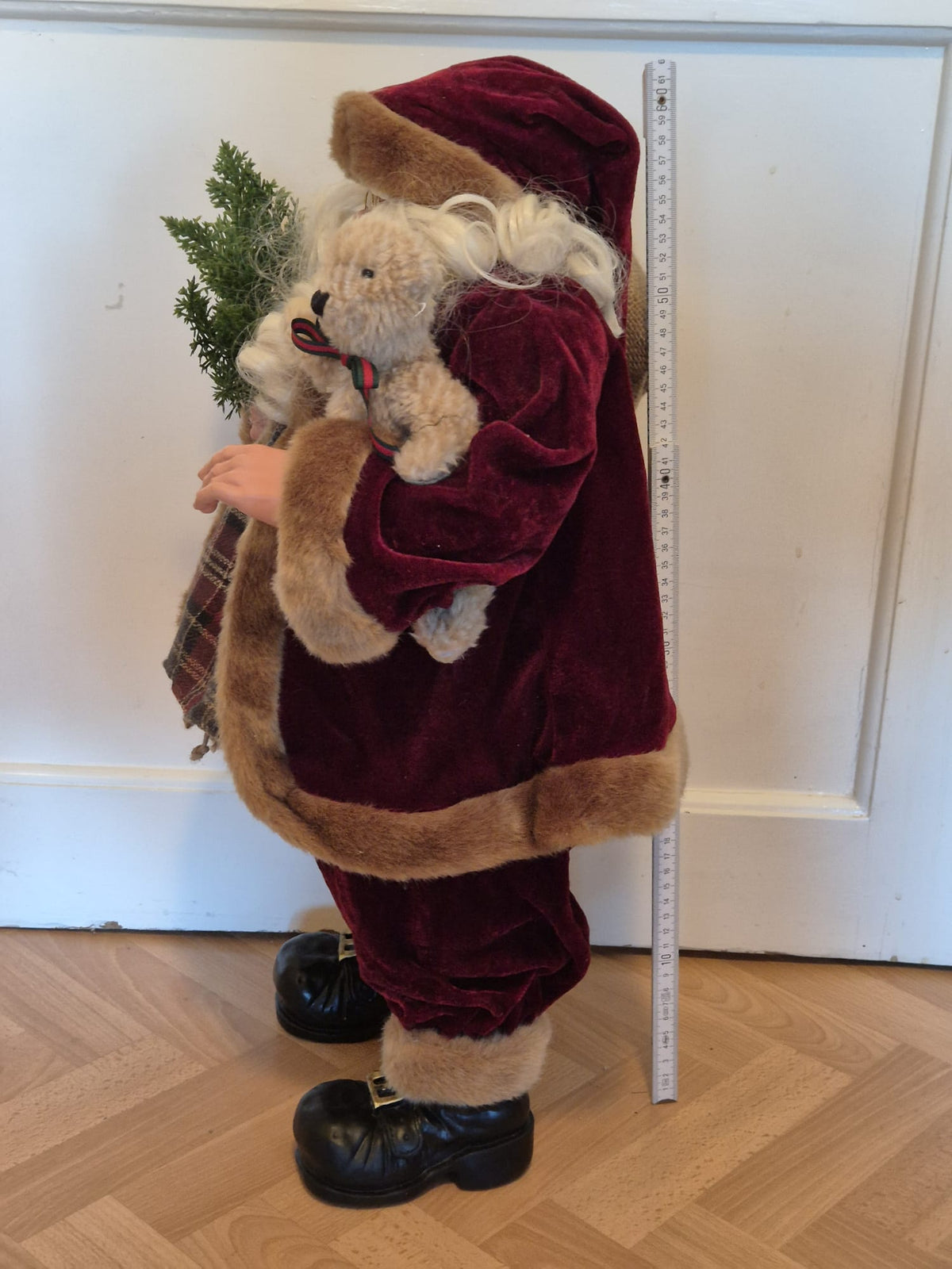 Großer Deko-Weihnachtsmann mit Teddy & Tannenzweigen – ca. 62 cm