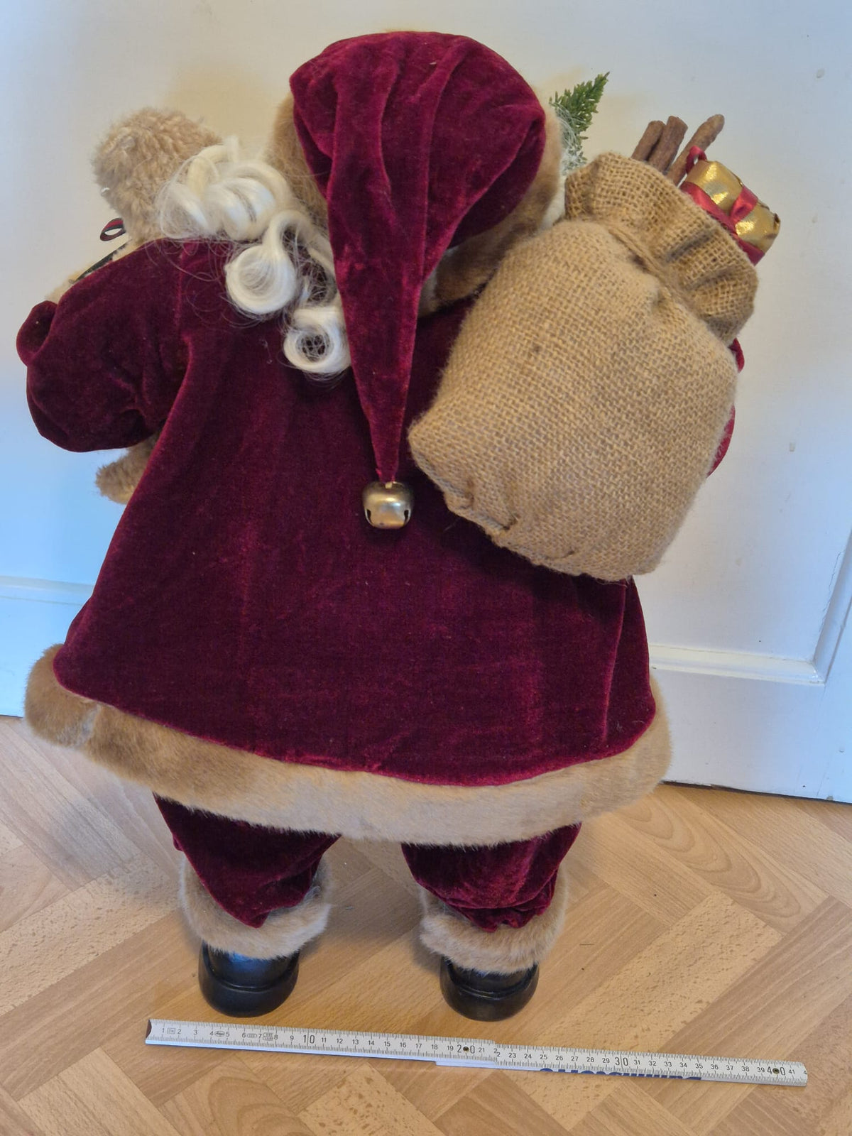 Großer Deko-Weihnachtsmann mit Teddy & Tannenzweigen – ca. 62 cm